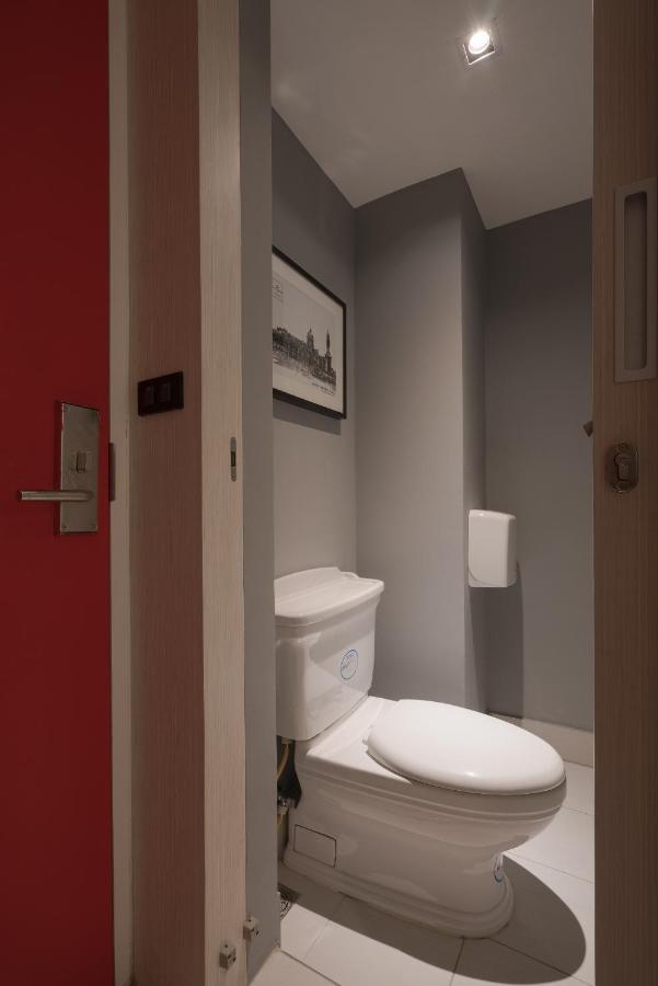 Sleep Box Sukhumvit 22 Hostel Bangkok Exterior photo
