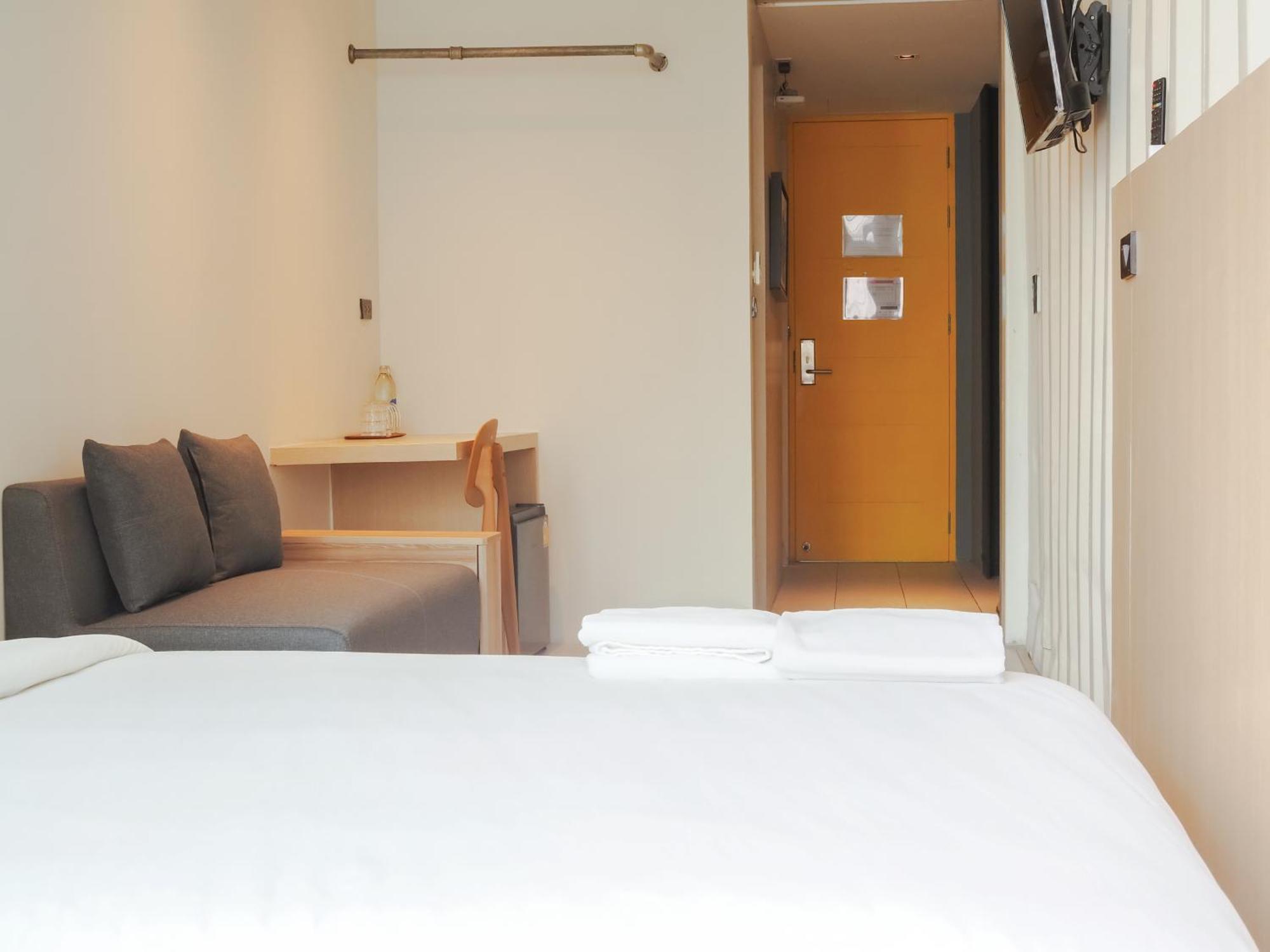 Sleep Box Sukhumvit 22 Hostel Bangkok Exterior photo