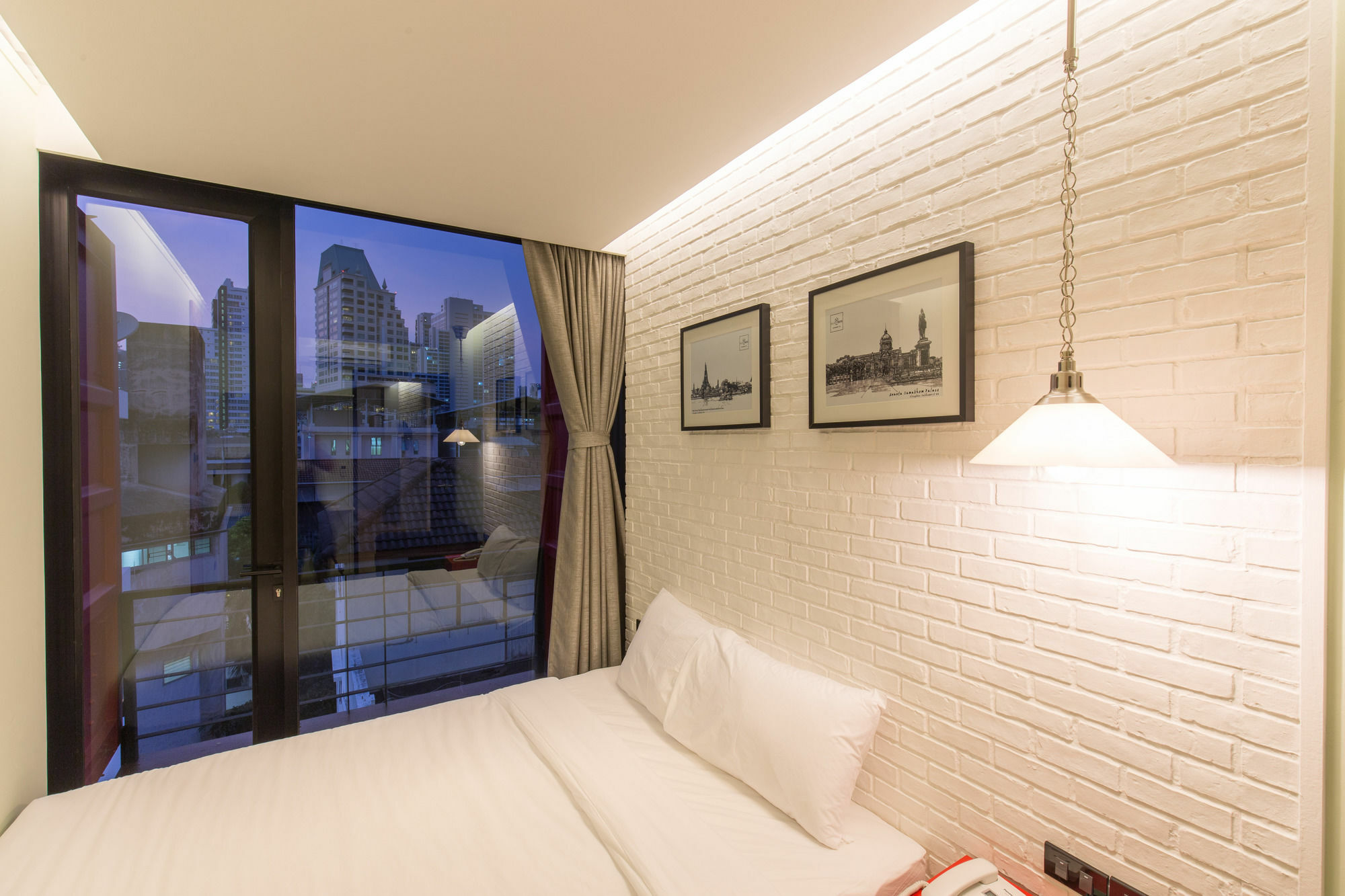 Sleep Box Sukhumvit 22 Hostel Bangkok Exterior photo