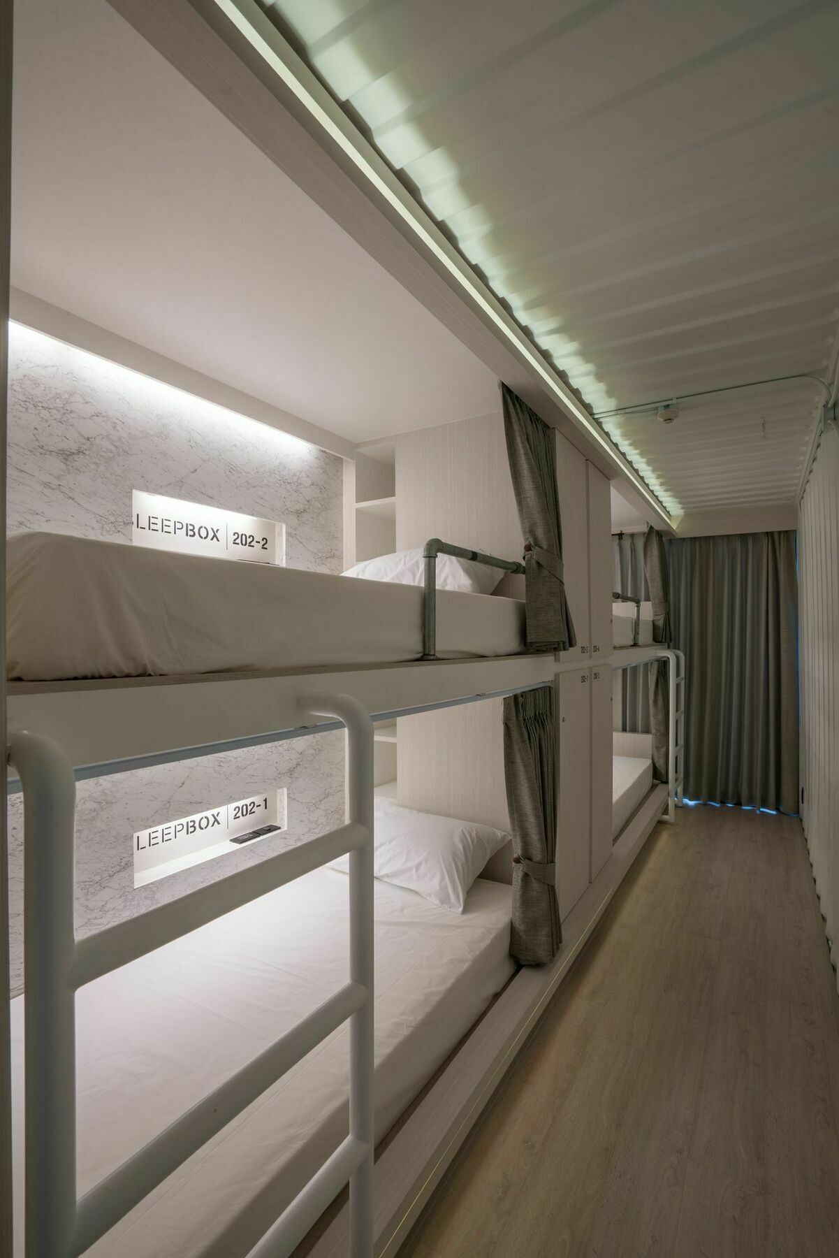 Sleep Box Sukhumvit 22 Hostel Bangkok Exterior photo